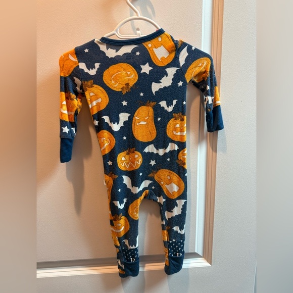 Posh Peanut Glow-in-the-Dark Blue Orange Pumpkin Zip Footed Onesie 3-6 - Picture 6 of 6